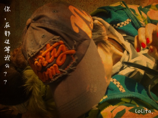 我坐在那里，日复一日。