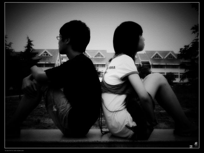 几年以前拍的一对现在已经分手的恋人,属于早恋吧