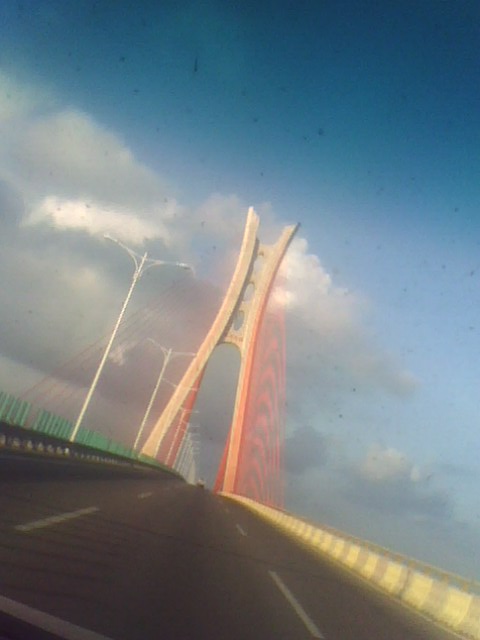 据说这桥是老爸的堂兄弟设计的。好家伙，设计一座桥给一套房子！