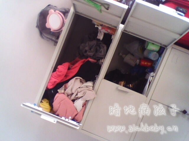 阿婆的柜子永远是宇宙无敌噼里啪啦乱。