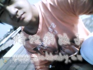 在屋顶上晒太阳