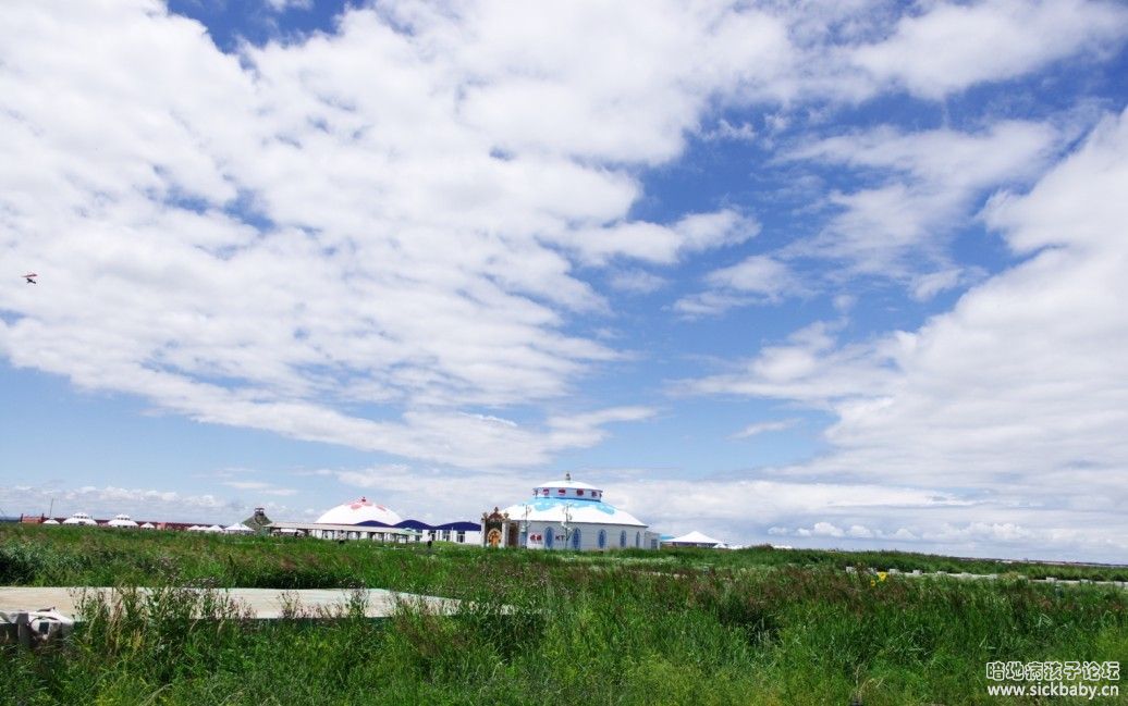 天空非常湛蓝，也确实很热。