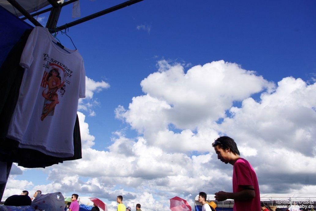 那里挂了很多漂亮的T恤，我比较喜欢约翰列侬，和科特科本。