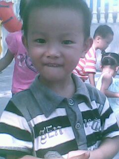 他笑起来的时候，让我想起你，宝贝。