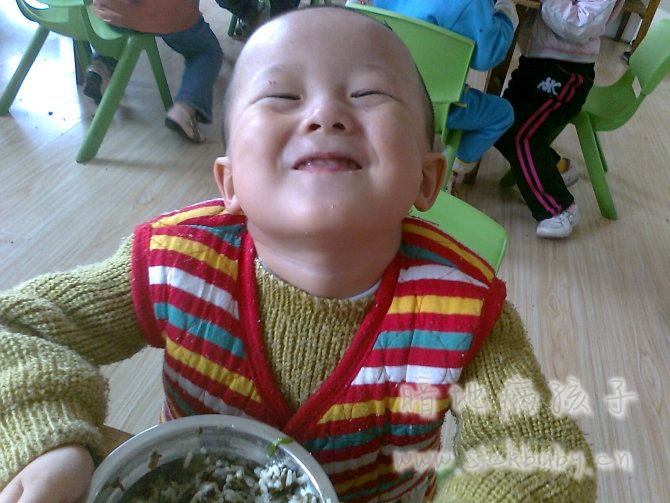 吃个饭，还在对我笑。