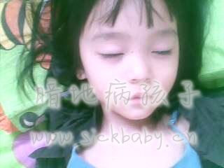 最漂亮的一个孩子，眼睛大大的，像芭比娃娃。